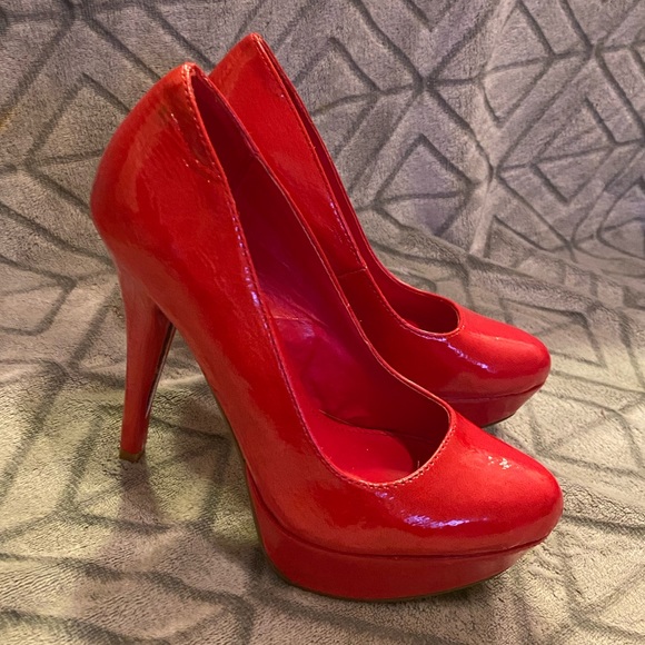 QUPID Red High Heel Size 6M - Picture 3 of 4